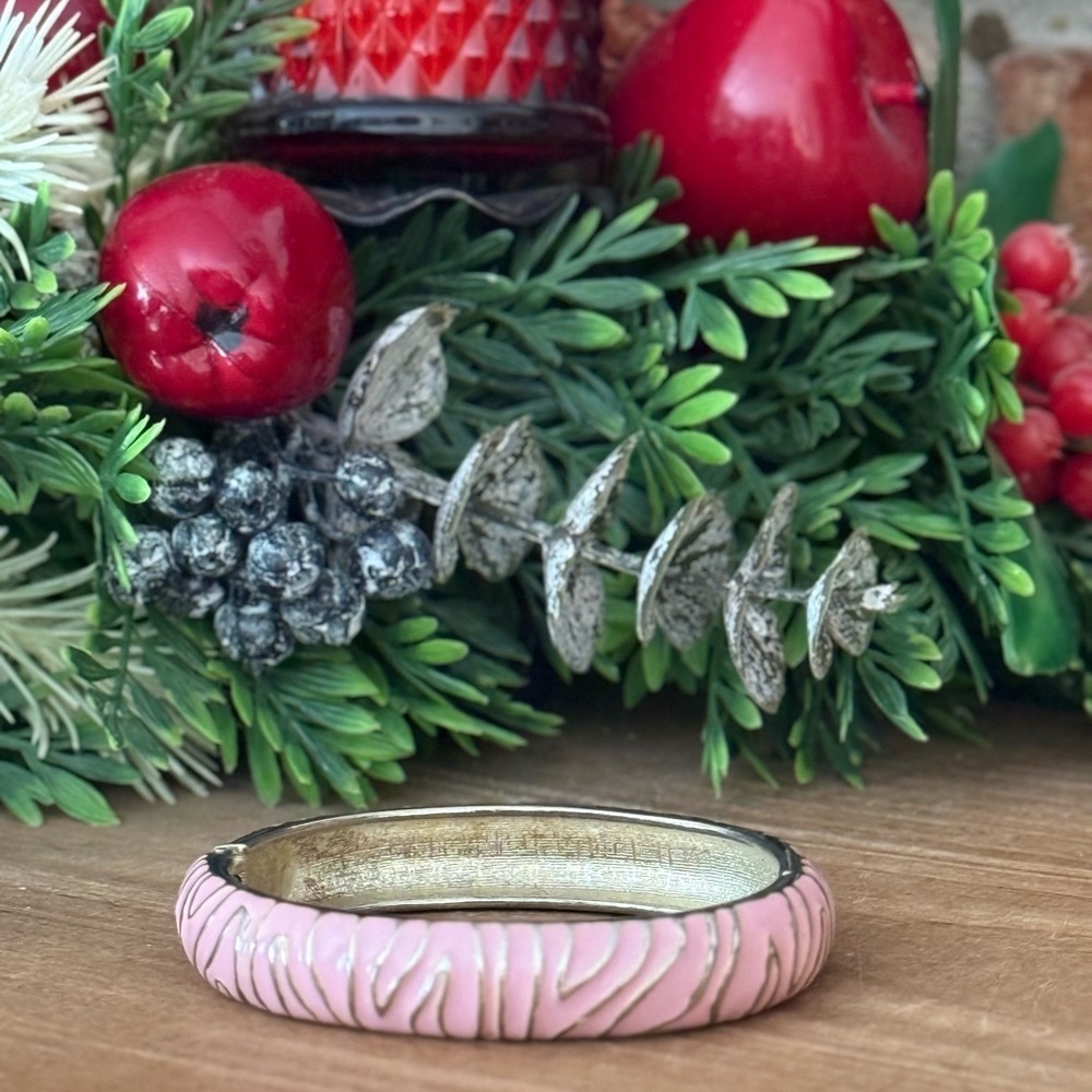Vintage 1974 Elegant Pink Zebra Bangle Spring Close Oval Bracelet - Picture 10 of 10